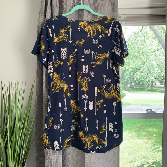 LuLaRoe Classic T Size Medium Wolves Arrows Rare Print - Picture 2 of 7